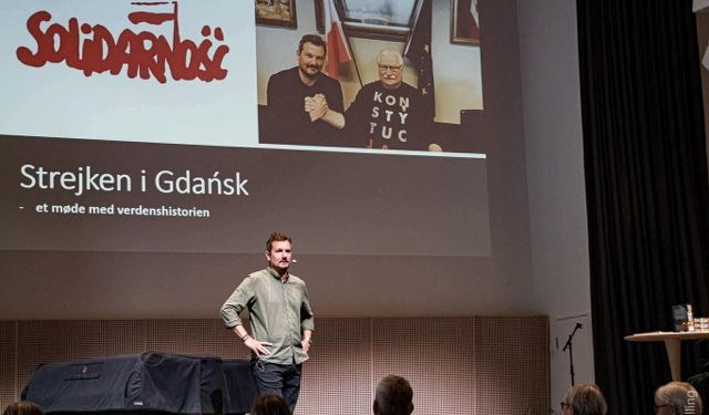 Thomas Klimek under et foredrag om Strejken i Gdansk. Foto: Elling.