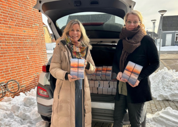 -	Laila Zielke og Mette Skovsager distribuerer lokalt. Foto: Hirtshals Turisme.