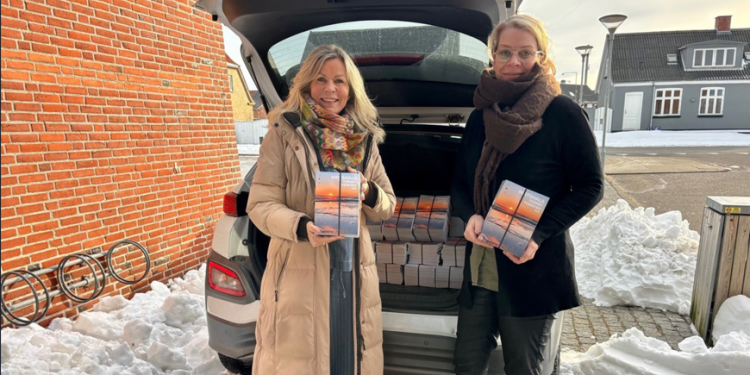 -	Laila Zielke og Mette Skovsager distribuerer lokalt. Foto: Hirtshals Turisme.