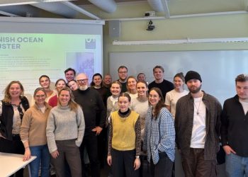 Linn Indrestrand ses som nummer to fra venstre sammen med de studerende ved Norwegian University of Life. Foto: Hirtshals Havn.