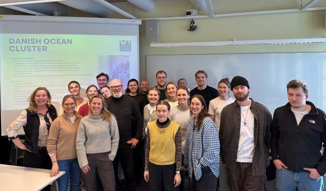 Linn Indrestrand ses som nummer to fra venstre sammen med de studerende ved Norwegian University of Life. Foto: Hirtshals Havn.