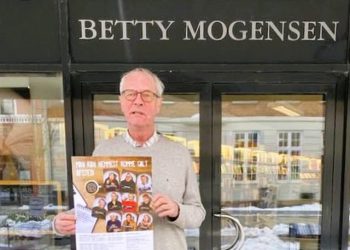 Her er det boghandler Lars Christoffersen foran Betty  Mogensens Boghandel med plakaten for Lundergaard Revyen 2026. Foto: Krumme.