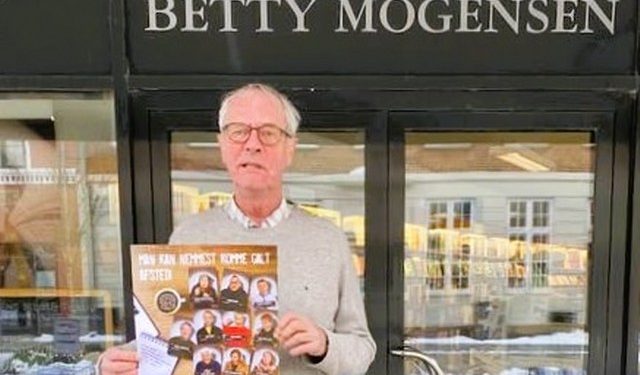 Her er det boghandler Lars Christoffersen foran Betty Mogensens Boghandel med plakaten for Lundergaard Revyen 2026. Foto: Krumme.