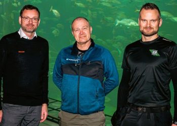 ra venstre mod højre: Henrik Munch Byrialsen, Support Engineer, Beckhoff Automation ApS; Martin Riis, akvariemester på Nordsøen Oceanarium; Jørn Mikkelstrup, programmør, H. Jespersen & Søn. Foto: BECKHOFF.