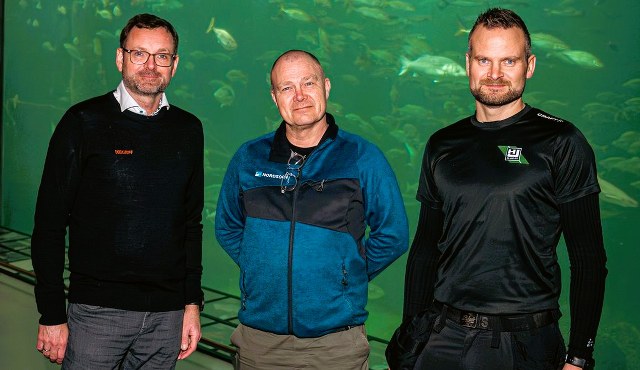 ra venstre mod højre: Henrik Munch Byrialsen, Support Engineer, Beckhoff Automation ApS; Martin Riis, akvariemester på Nordsøen Oceanarium; Jørn Mikkelstrup, programmør, H. Jespersen & Søn. Foto: BECKHOFF.