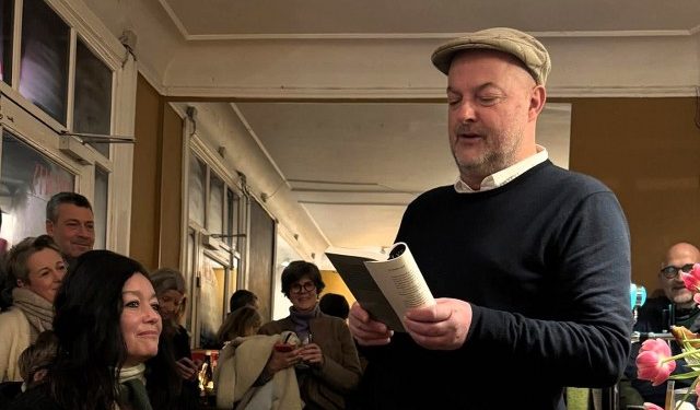 Forfatter Mads Nygaard læser op af Lysglimt. Foto: Privat.