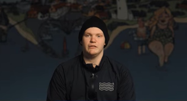 Malthe klar til at fortælle om sin vej til tømrerfaget. Foto: Nordsøen Fri Fagskole.