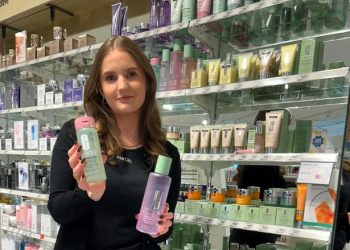 Clara med produkter fra Cliniuque. Foto: Matas.