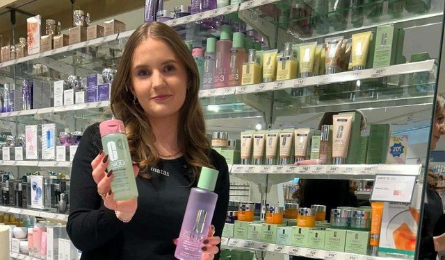 Clara med produkter fra Cliniuque. Foto: Matas.