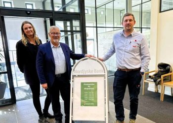 Annika Rønn og Jens Buje fra Nordjyske Bank har planlagt det gratis arrangement med verdens største hoppepude i samarbejde med uddeler Daniel Joensen fra SuperBrugsen i Hirtshals. Foto: Niels Skipper.