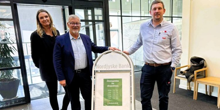 Annika Rønn og Jens Buje fra Nordjyske Bank har planlagt det gratis arrangement med verdens største hoppepude i samarbejde med uddeler Daniel Joensen fra SuperBrugsen i Hirtshals. Foto: Niels Skipper.