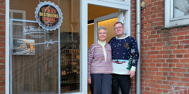 Claus Hassing Dahlgaard og hustruen Charlotte byder gæsterne velkommen til en aften med specialøl og god mad.