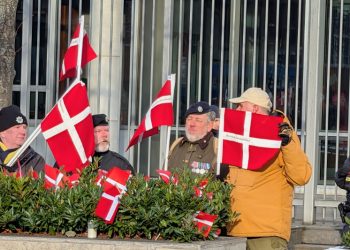 For hver af de 52 dræbte soldater blev der plantet et flag i en af blomsterkummerne på fortovet foran ambassaden. I flere tilfælde var det en pårørende til den dræbte, der stod med flaget.