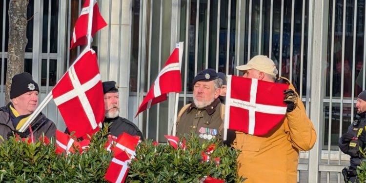 For hver af de 52 dræbte soldater blev der plantet et flag i en af blomsterkummerne på fortovet foran ambassaden. I flere tilfælde var det en pårørende til den dræbte, der stod med flaget.