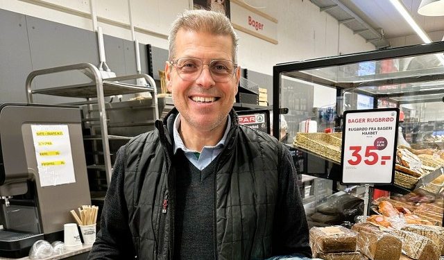 Købmand René Ejstrup Larsen har gjort det let at handle online hos SPAR i Hirtshals. Foto: Privat.