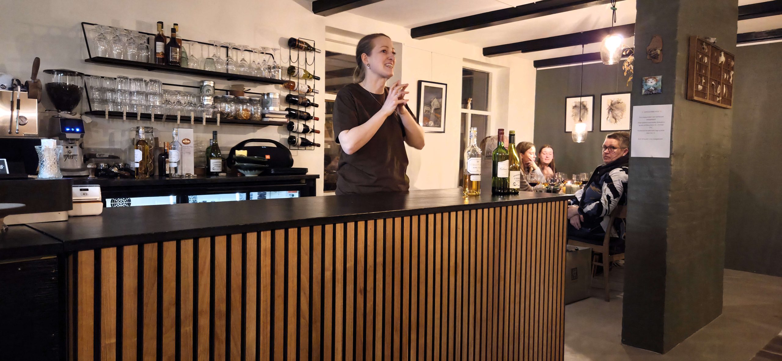 Sarah Schaltz Andersen var behjælpelig med at finde og præsentere vinene til aftenens arrangement. Foto: Jesper Kjærgaard