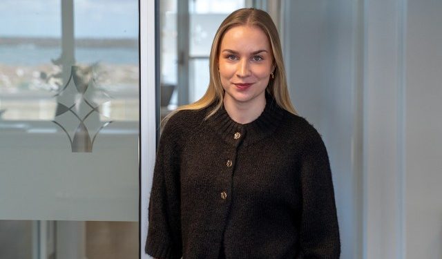 Sille skal som studentermedhjælper bidrage til at styrke kommunikationen. Foto: Hirtshals Havn