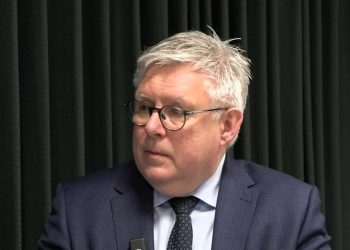 Borgmester Søren Smalbro i snak med Niels Viberg i en optaktsudsendelse hos HAS. Udsendelsen kan ses nederst i artiklen. Foto: Screendump.