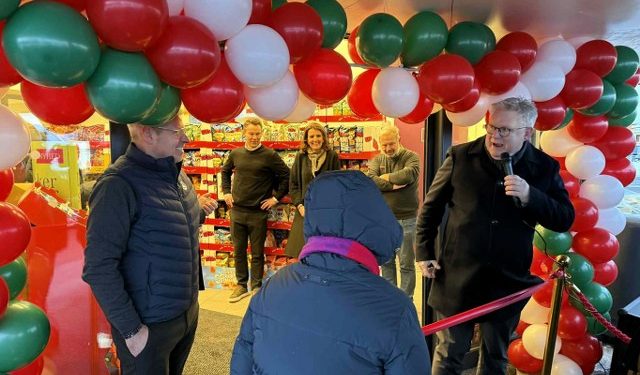 Borgmester Søren Smalbro henvendte sig i sin åbningstale direkte til købmandsparret Pia og René Ejstrup Larsen, som fik en kæmpe tak og lykønskning fra Hjørring Kommune. Foto: Niels Skipper.