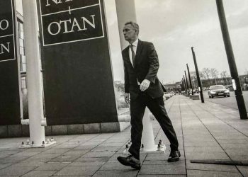 Jens Stoltenberg i skarpt trav, mens han var generalsekrætær i NATO. Bagesidefoto.