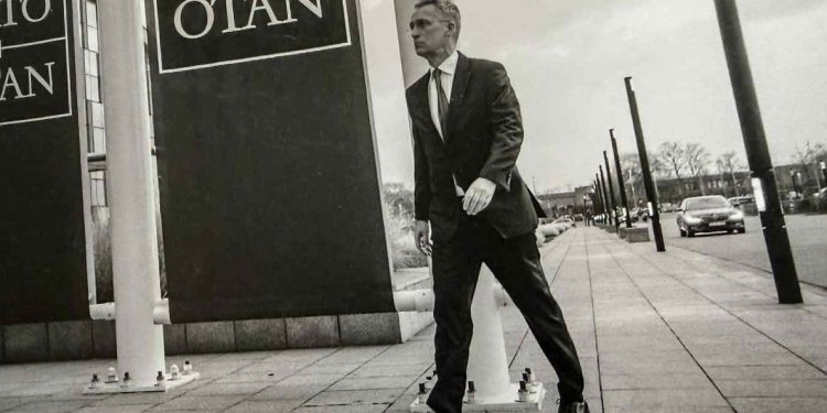 Jens Stoltenberg i skarpt trav, mens han var generalsekrætær i NATO. Bagesidefoto.