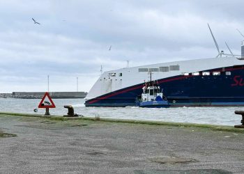 Sibba hjælper SuperSpeed 2 ud af færgelejet hos Volor Line. Foto: Niels Skipper.