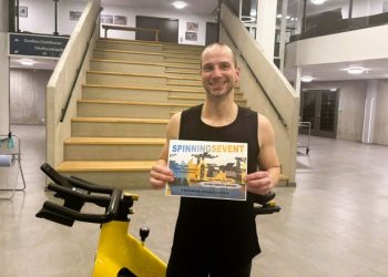 Stolt Thomas Kraglund med beviset på præstationen i Taars Hallen. Foto: Privat.
