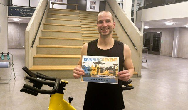 Stolt Thomas Kraglund med beviset på præstationen i Taars Hallen. Foto: Privat.