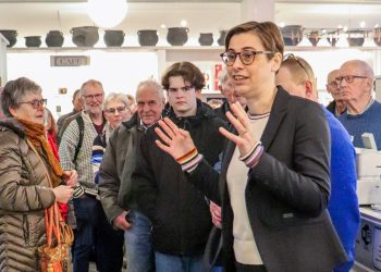 Direktør Anne Dorthe Holm under en rundvisning på Vendsyssel Historiske Museum. Foto: VHM.
