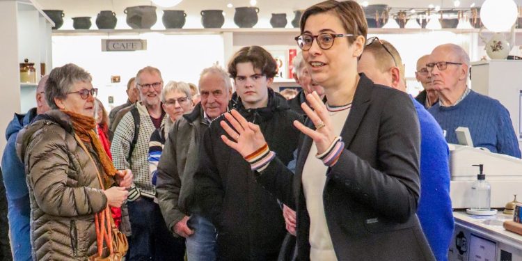 Direktør Anne Dorthe Holm under en rundvisning på Vendsyssel Historiske Museum. Foto: VHM.