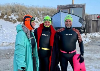 Didde, Dorte og Jan før turen i det vinterkolde vand ved Husmoderstranden. Foto: Ole Sahl.
