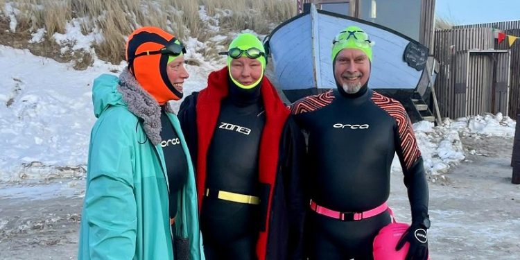 Didde, Dorte og Jan før turen i det vinterkolde vand ved Husmoderstranden. Foto: Ole Sahl.