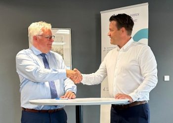 Borgmester Søren Smalbro og René Zeeberg giver håndslag på Klimapartnerskabet. Foto: Privat.