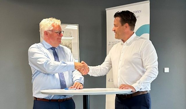 Borgmester Søren Smalbro og René Zeeberg giver håndslag på Klimapartnerskabet. Foto: Privat.