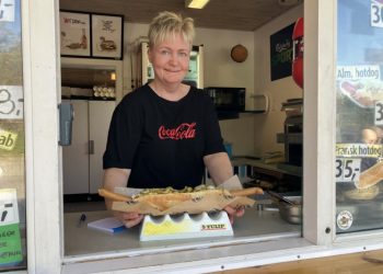 Dorthe sælger i Polarkiosken blandt andet de meget omtalte halv-meter-lange hotdog. Arkivfoto: Palle W. Nielsen