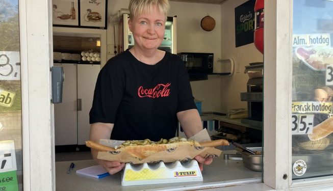 Dorthe sælger i Polarkiosken blandt andet de meget omtalte halv-meter-lange hotdog. Arkivfoto: Palle W. Nielsen