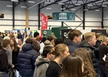 Allerede fra åbningen klokken 10 strømmede besøgende til Fiberhallen i Park Vendia Hjørring. Foto: Palle W. Nielsen