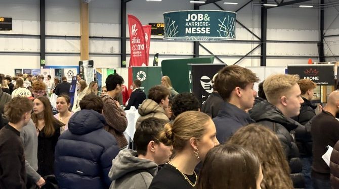 Allerede fra åbningen klokken 10 strømmede besøgende til Fiberhallen i Park Vendia Hjørring. Foto: Palle W. Nielsen