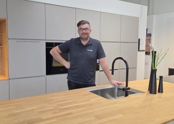 Bjarke Seier Mogensbæk i de vante omgivelser hos Kvik Hjørring. Efter ni år i butikken takker han nu af med stolthed og ser frem til at møde kunder og samarbejdspartnere ude i bybilledet i Hjørring. Foto: Jesper Kjærgaard