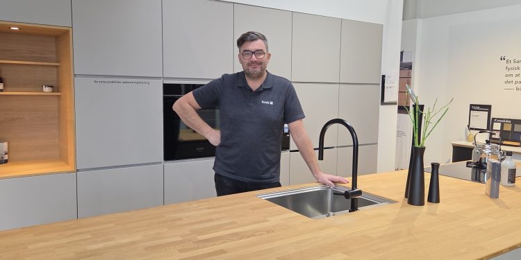 Bjarke Seier Mogensbæk i de vante omgivelser hos Kvik Hjørring. Efter ni år i butikken takker han nu af med stolthed og ser frem til at møde kunder og samarbejdspartnere ude i bybilledet i Hjørring. Foto: Jesper Kjærgaard