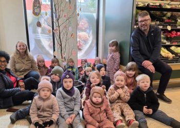 Børnehuset hjalp uddeler Henrik Pedersen med at pynte op til påske.