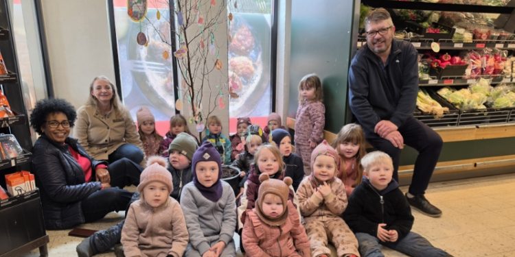 Børnehuset hjalp uddeler Henrik Pedersen med at pynte op til påske.