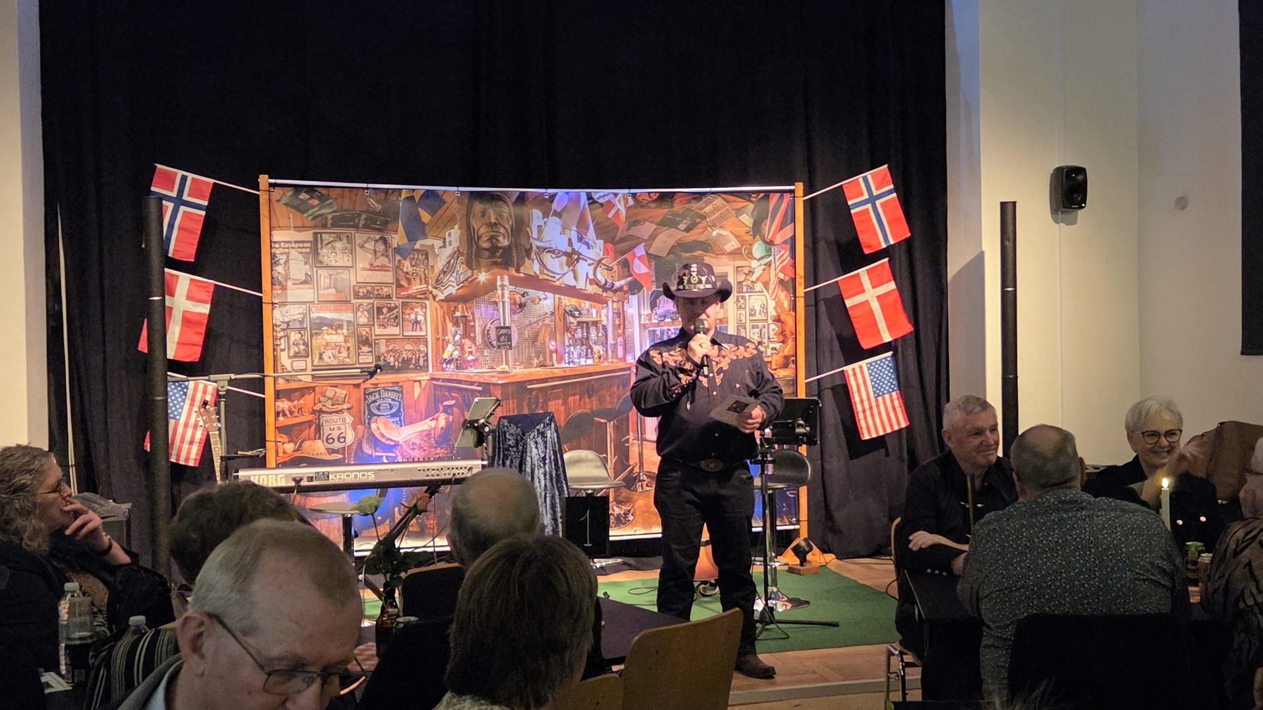 Finn Kjærsgaard Nielsen bød velkommen til premiereaftenen. Foto: Jesper Kjærgaard