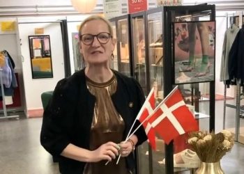 Dorthe Høst er klar med flag og gode tilbud i 2HandStore Hjørring. Skærmfoto