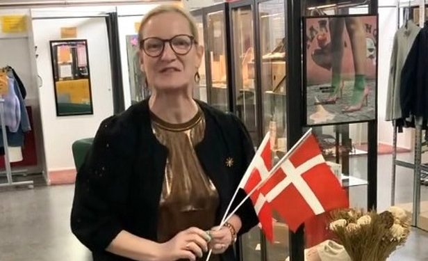 Dorthe Høst er klar med flag og gode tilbud i 2HandStore Hjørring. Skærmfoto