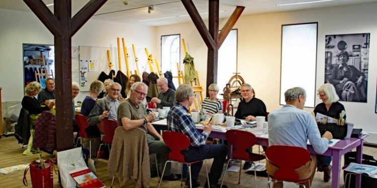 Akvarelgruppen mødes hver lørdag i værkstedet på Vendsyssel Kunstmuseum. Foto: Privat.