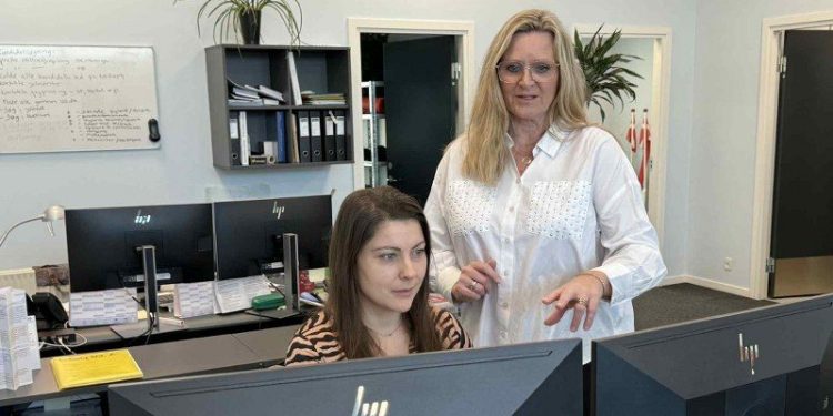 Afdelingschef Anette Isaksen hos JKS A/S ses her stående bag
kunde- og personalekonsulent Mette Soelberg Grods på kontoret ved Hirtshals Transport Center. Foto (arkiv): Niels Skipper.