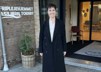Anne Honoré Østergaard (V) ved indgangen til Friplejehjemmet Asbjørn i Tornby. Foto: Niels Chr. Jakobsen.
