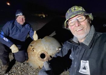 Mathias Richard Sørensen og formand Flemming Hammer fra Bunkergruppen Hirtshals. Foto: Privat.
