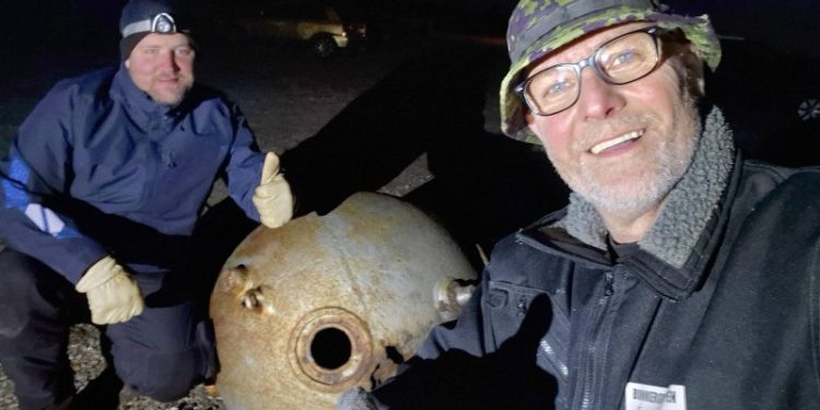 Mathias Richard Sørensen og formand Flemming Hammer fra Bunkergruppen Hirtshals. Foto: Privat.